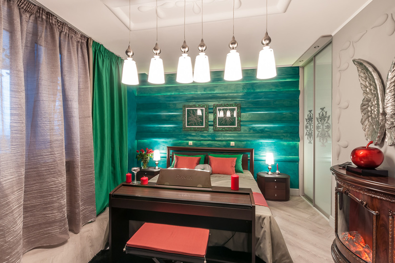 L'utilisation de la couleur émeraude à l'intérieur des salons, chambres à coucher, cuisines et salles de bain
