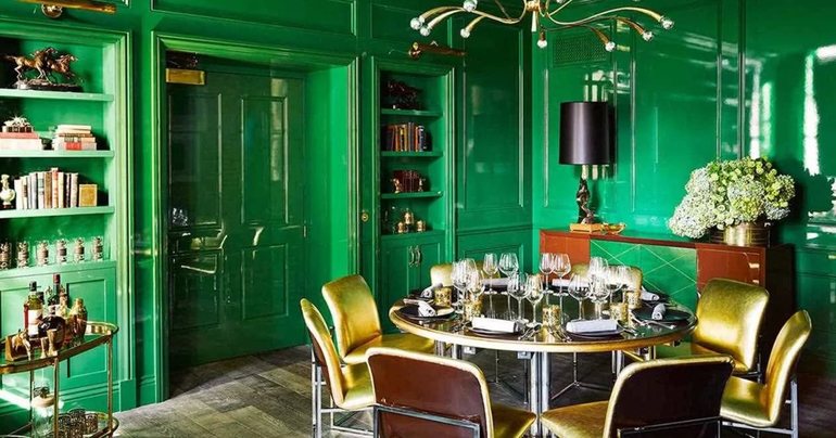 Applications de la couleur émeraude à l'intérieur des salons, des chambres à coucher, des cuisines et des salles de bain
