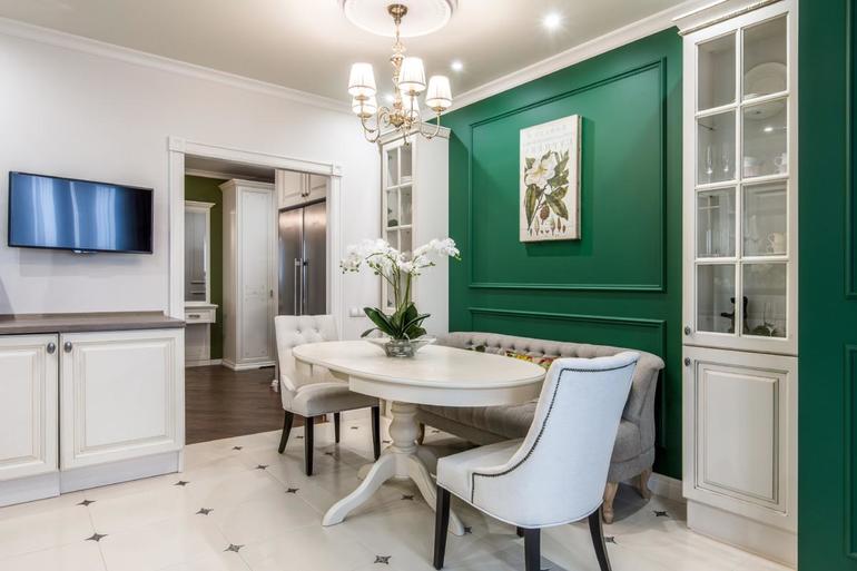 La combinaison avec la couleur émeraude à l'intérieur