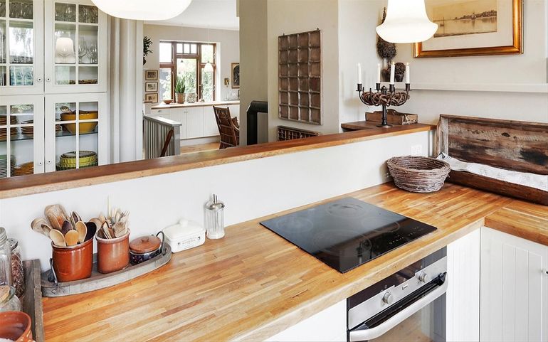Armoires et comptoirs en bois