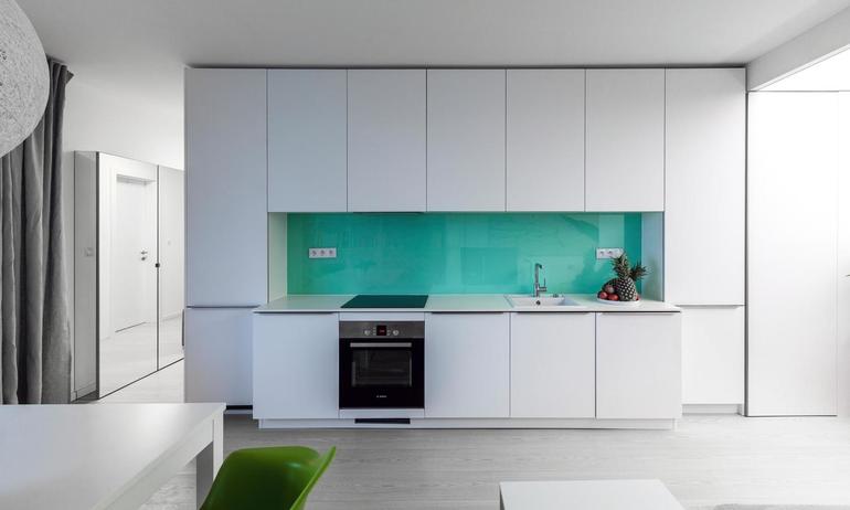 Tablier turquoise avec cuisine blanche
