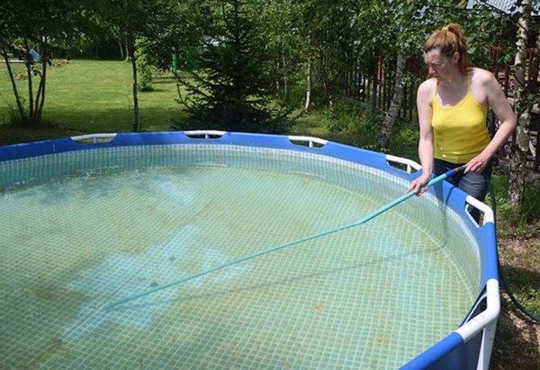 Lavage de la surface de la piscine
