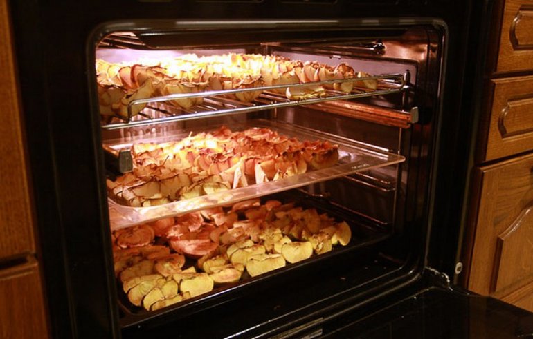 Séchage des pommes au four à la maison.