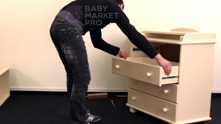 Assemblage d'une commode avec des guides