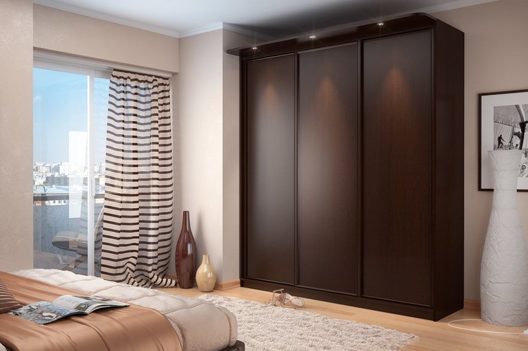Armoire coulissante dans une chambre