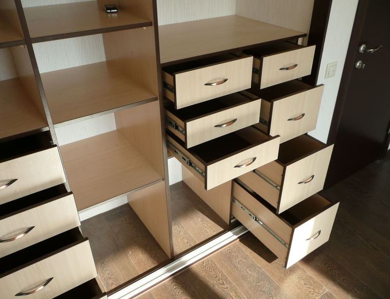 Comment faire une armoire avec des tiroirs
