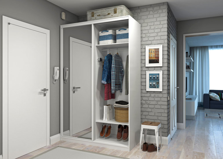 Armoire coulissante dans un petit couloir