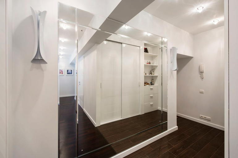 Armoire coulissante avec miroirs installés dans les portes