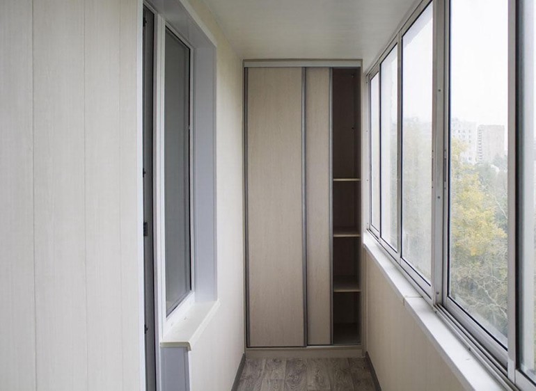 Garde-robe de bricolage sur le balcon