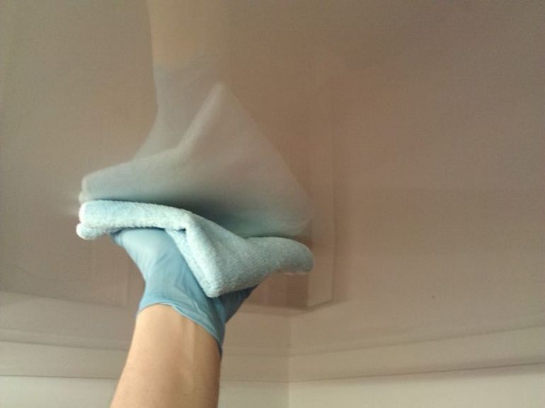 Hoe en hoe een spanplafond te wassen