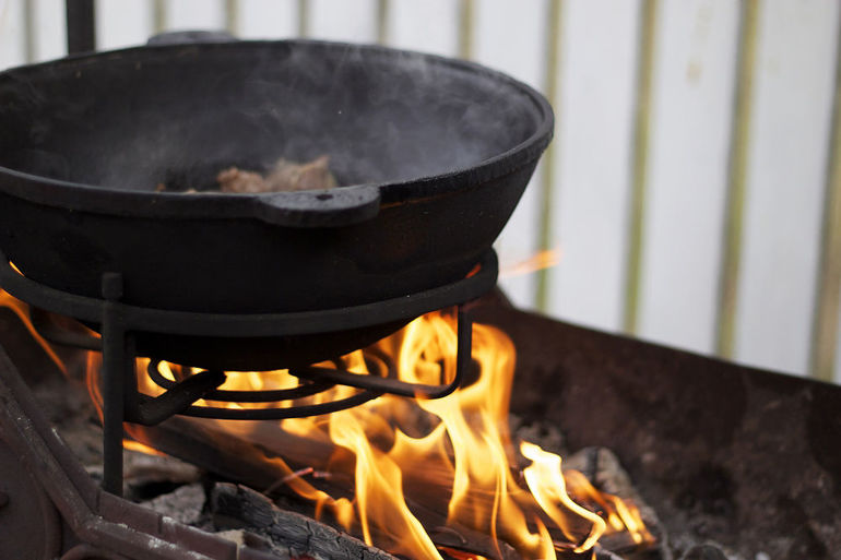 Comment graver un nouveau chaudron en fonte