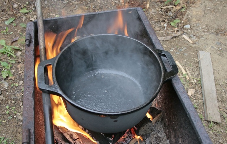 Comment brûler un chaudron en fonte