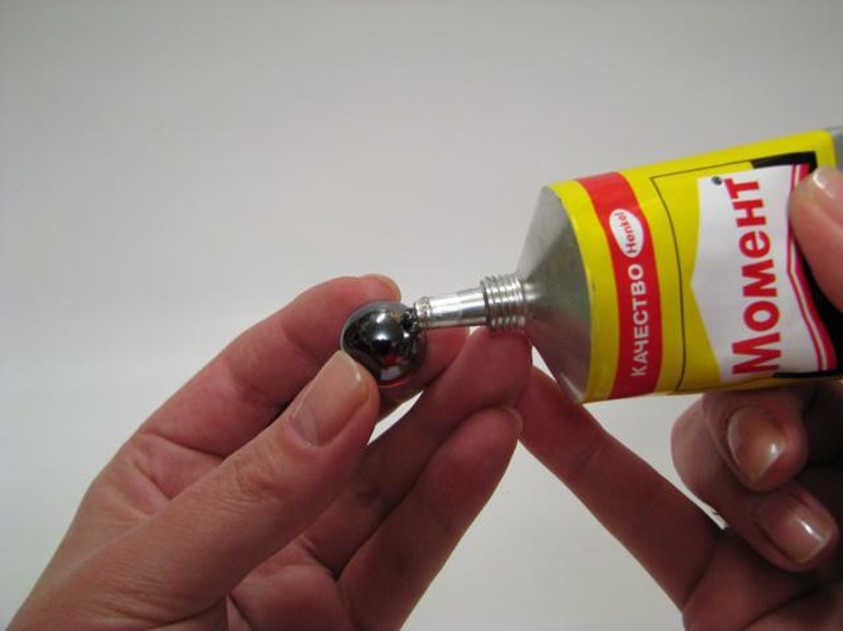 Comment enlever le moment adhésif de vos mains