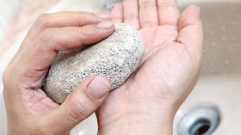 Comment enlever la colle des mains avec de la pierre ponce,