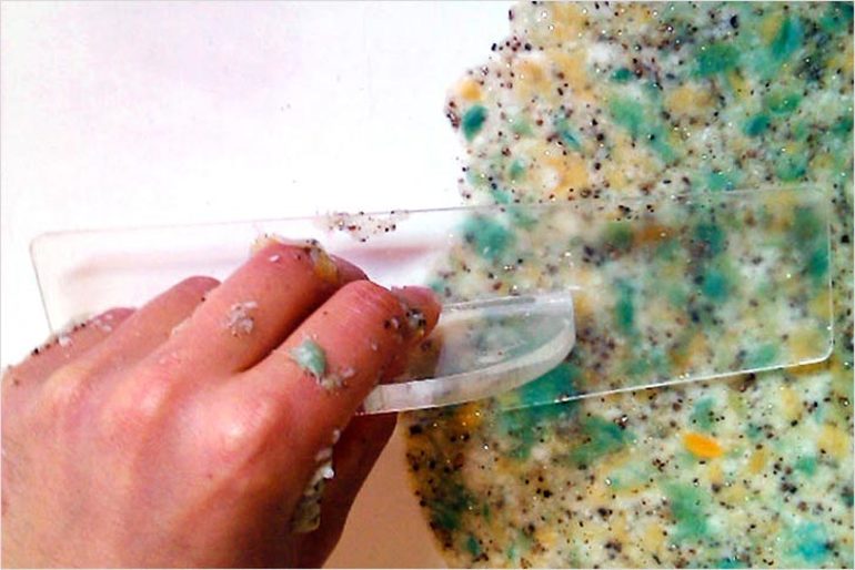 Comment faire tremper un papier peint liquide